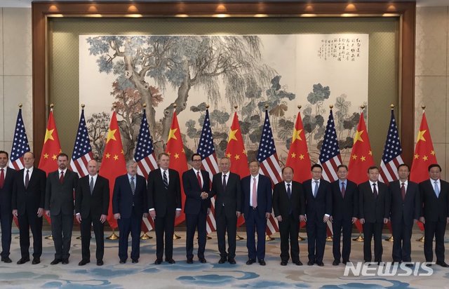 【서울=뉴시스】 로버트 라이트하이저 미 무역대표부(USTR) 대표가 이끄는 미국 대표단과 류허 중국 부총리가 이끄는 중국 대표단이 29일 베이징에서 무역협상을 마친 후 기념촬영을 하고 있다. <사진 출처 : 스티븐 므누신 미 재무장관 트위터>&nbsp; 2019.03.29 