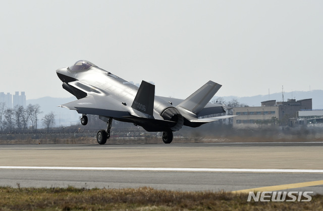 【서울=뉴시스】 공군 청주기지에 착륙하는 F-35A 스텔스 전투기. (방위사업청 제공)