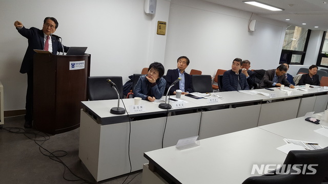 【서울=뉴시스】 = 유장희 이화여대 명예교수가 29일 오전 서울 중구 삼일대로 라이온스빌딩에서 열린 안민포럼 조찬강연에서 “다자주의는 어디로 가나”를 주제로 강연중이다. (사진제공=안민포럼)