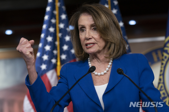 【워싱턴=AP/뉴시스】낸시 펠로시 미 하원의장은 15일(현지시간) 트럼프 행정부는 의회 동의 없이 이란과 전쟁을 선포할 수 없다고 주장했다. 사진은 지난 3월 의회에서 기자회견 중인 펠로시 의장. 2019.0516.