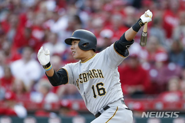 【신시내티=AP/뉴시스】파이어리츠의 강정호가 28일(현지시간) 미 오하이오주 신시내티 그레이트 아메리칸 볼 파크에서 열린 2019 메이저리그(MLB) 신시내티 레즈와의 개막전에서 6번 타자 3루수로 선발 출전해 안타를 치고 있다.&nbsp; 데뷔 후 개막전 첫 선발 출전한 강정호는 6회 2타점 적시타를 때려내 2016년 10월2일 세인트루이스 카디널스와의 경기 이후 908일 만에 타점을 올렸다. 2019.03.29.&nbsp; 