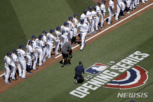 【샌디에이고=AP/뉴시스】 도널드 트럼프 미 행정부가 8일(현지시간) 미국프로야구 메이저리그(MLB)와 쿠바야구협회가 맺은 선수 계약 합의를 무효화했다. 샌디에이고 파드리스와 샌프란시스코 자이언츠의 경기.