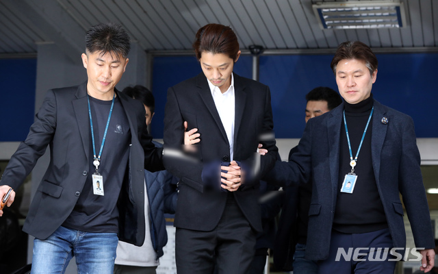 【서울=뉴시스】이윤청 수습기자 = 성폭력범죄의 처벌 등에 관한 특례법 위반(카메라 등 이용 촬영)과 정보통신망법상 음란물 유포 혐의를 받는 가수 정준영이 29일 서울 종로구 종로경찰서에서 기소의견으로 검찰에 송치되고 있다. 2019.03.29. radiohead@newsis.com 