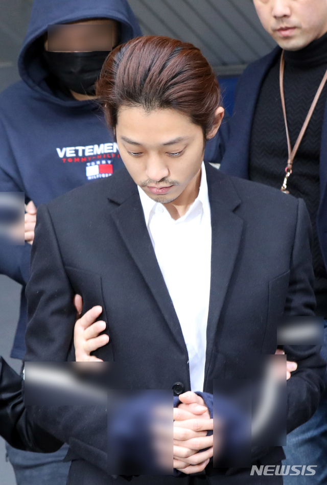 【서울=뉴시스】이윤청 수습기자 = 성폭력범죄의 처벌 등에 관한 특례법 위반(카메라 등 이용 촬영) 혐의를 받는 가수 정준영과 함께 구속된 버닝썬 직원 김모(왼쪽 뒤)씨가 29일 서울 종로구 종로경찰서에서 기소의견으로 검찰에 송치되고 있다. 2019.03.29. radiohead@newsis.com