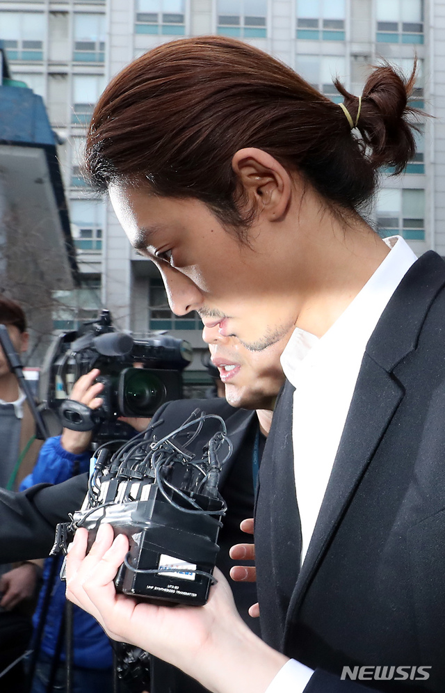 [서울=뉴시스] 이윤청 수습기자 = 성폭력범죄의 처벌 등에 관한 특례법 위반(카메라 등 이용 촬영)과 정보통신망법상 음란물 유포 혐의를 받는 가수 정준영이 서울 종로구 종로경찰서에서 기소의견으로 검찰에 송치되고 있다. 2019.03.29.radiohead@newsis.com