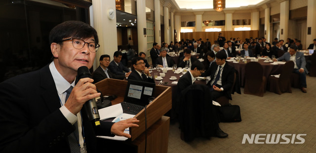 【서울=뉴시스】 고범준 기자 = 김상조 공정거래위원장이 29일 오전 서울 중구 프레스센터 프레스클럽에서 열린 공정거래위원장 초청 조찬간담회에서 2019년 공정거래정책방향과 관련 강연을 하고 있다. 2019.03.29. bjko@newsis.com