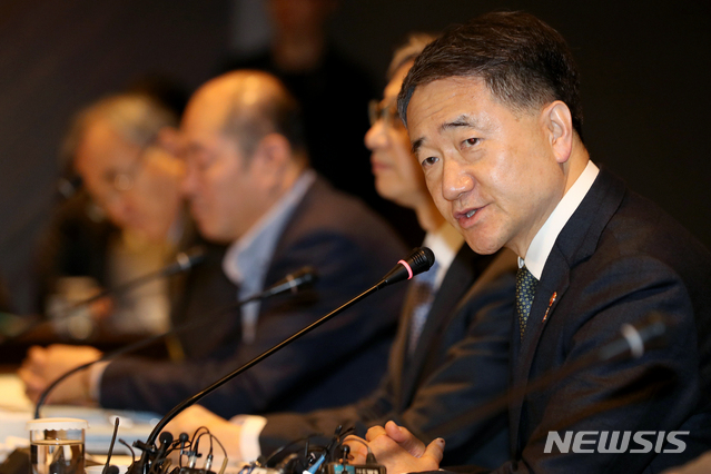 【서울=뉴시스】김병문 수습기자 = 박능후 보건복지부 장관이 29일 오전 서울 중구 플라자호텔에서 열린 제3차 국민연금기금운용위원회에 참석해 모두발언을 하고 있다. 2019.03.29.&nbsp;&nbsp;&nbsp; dadazon@newsis.com