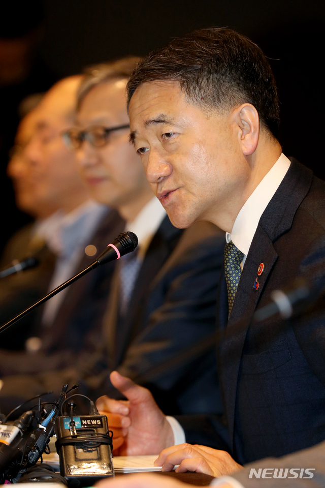 【서울=뉴시스】김병문 수습기자 = 박능후 보건복지부 장관이 29일 오전 서울 중구 플라자호텔에서 열린 제3차 국민연금기금운용위원회에 참석해 모두발언을 하고 있다. 2019.03.29.&nbsp;&nbsp;&nbsp; dadazon@newsis.com