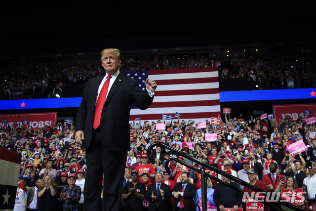 【그랜드래피즈=AP/뉴시스】도널드 트럼프 미국 대통령이 28일(현지시간) 미 미시간주 그랜드 래피즈 선거 유세장에 도착해 지지자들에게 인사하고 있다. 트럼프 대통령은 로버트 뮬러 특검으로부터 '러시아 공모 스캔들' 면죄부를 받은 후 첫 대중 유세를 펼쳤다. 2019.03.29. 