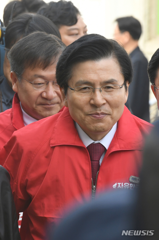 【고성=뉴시스】차용현 기자 = 29일 오전 4.3 국회의원 보궐선거 통영고성 선거구 정점식 후보의 지원유세에 나선 자유한국당 황교안 대표가 정점식 후보와 함께 경남 고성군 회화면 배둔시장을 돌며 주민들에게 지지를 호소하고 있다. 2019.03.29.&nbsp; con@newsis.com