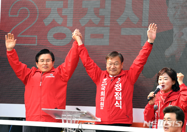 【고성=뉴시스】차용현 기자 = 29일 오전 4.3 국회의원 보궐선거 지원유세에 나선 자유한국당 황교안 대표가 경남 고성군 새 고성새마을금고회화지점 앞에서 정점식 후보와 함께 유세차량에 올라 지지를 호소하고 있다. 2019.03.29. con@newsis.com