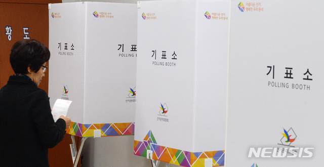 [전주=뉴시스] 4·3 전주시라선거구 전주시의원 보궐선거 사전투표가 실시된 지난 2019년 3월29일 전북 전주시 완산구 서신동주민센터 1층 회의실 투표소에서 유권자들이 소중한 한표를 행사하기 위해 기표소로 들어서고 있다. (사진=뉴시스 DB). photo@newsis.com 