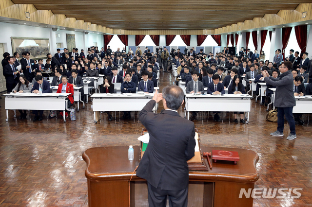 【서울=뉴시스】김병문 수습기자 = 석태수 한진칼 대표이사가 29일 오전 서울 중구 한진빌딩에서 열린 한진칼 제6기 정기 주주총회의 주주총회장으로 참석해 회의를 진행하고 있다. 2019.03.29.&nbsp;&nbsp;&nbsp; dadazon@newsis.com