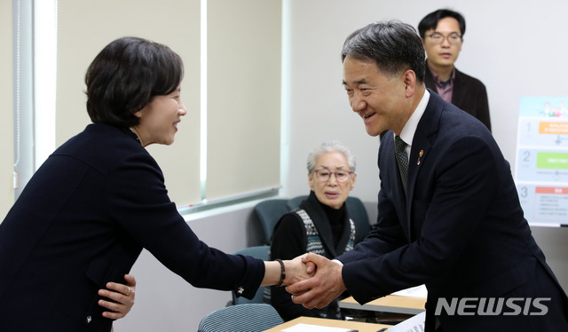 【성남=뉴시스】 지난 3월 유은혜 사회부총리 겸 교육부장관과 박능후 보건복지부 장관이 경기 성남시 중원구 치매안심센터에서 열린 제3차 포용국가 실현을 위한 사회관계장관회의에서 악수를 하고 있다. 육아정책연구소의 최근 연구결과에 따르면 유치원과 어린이집 교사, 원장, 학부모들은 두 기관의 교사 간 학력, 자격, 전문성 등에 차이가 있다고 인식하고 있었다. 연구진은 유치원과 어린이집 교사 격차 완화를 위해 행정체계 통합을 정책과제로 제시했다. (뉴시스 DB)