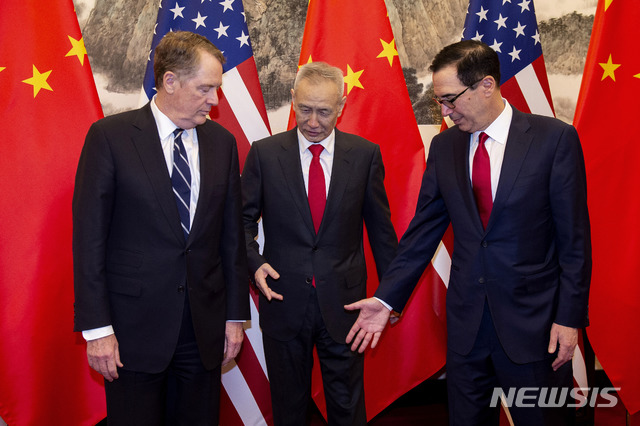 【베이징=AP/뉴시스】미국과 중국이 오는 2025년까지 중국이 미국산 대두 등 상품을 구입하고 미국 기업의 중국 진출을 허용한다는 내용의 협상안을 두고 협상하고 있다고 3일(현지시간) 블룸버그가 보도했다. 사진은 지난달 29일 중국 베이징 댜오위타이 국빈관에서 미중 무역협상 대표인 로버트 라이트하이저 미국 무역대표부(USTR) 대표(왼쪽), 스티븐 므누신 미 재무부 장관(오른쪽)과 류허(劉鶴) 중국 부총리가 사진촬영을 준비하는 모습. 2019.04.04.