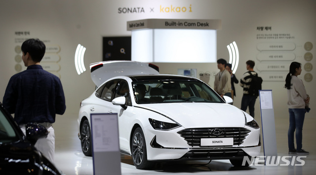 【고양=뉴시스】김선웅 기자 = 29일 오전 경기 고양시 킨텍스에서 열린 2019 서울모터쇼에서 관람객들이 전시된 차량을 관람하고 있다. 29일 개막해 다음달 7일까지 열리는 2019 서울모터쇼에는 현대·기아·한국GM·르노삼성·쌍용·제네시스 등 국내 완성차 브랜드 6개사와 벤츠·BMW·포르쉐 등 수입 자동차 브랜드 기업이 참가한다. 2019.03.29. mangusta@newsis.com