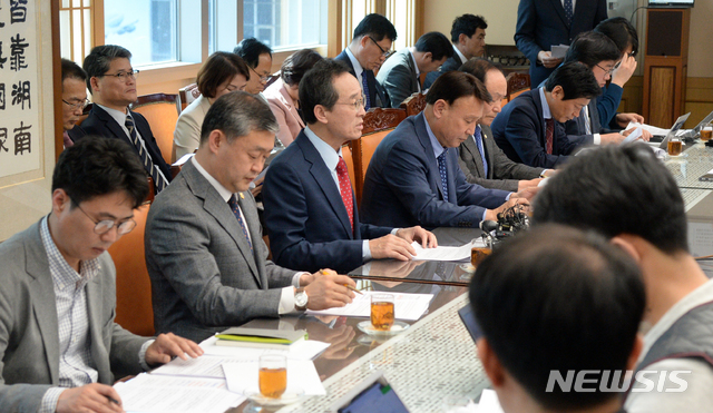【전주=뉴시스】 김얼 기자= 한국GM 군산공장 매각 관련 기자회견이 29일 전북 전주시 전북도청 접견실에서 실시된 가운데 송하진 전북도지사가 모두발언을 하고 있다. 2019.03.29. pmkeul@newsis.com