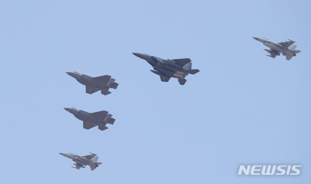 【청주=뉴시스】강종민 기자 = 29일 오후 공군 청주기지로 스텔스기인 F-35A 전투기가 호위를 받으며 도착하고 있다. 2019.03.29. ppkjm@newsis.com