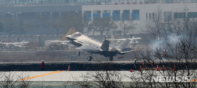 【청주=뉴시스】강종민 기자 = 29일 오후 공군 청주기지로 스텔스기인 F-35A 전투기가 도착하고 있다. 2019.03.29. ppkjm@newsis.com