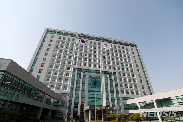 【서울=뉴시스】추상철 기자 = 김학의 전 법무부 차관이 연루된 '별장 성접대 사건'과 여환섭 청주지방검찰청장을 단장으로 한 특별수사단이 서울동부지방검찰청에 설치됐다. 29일 오후 서울 송파구 서울동부지방검찰청 건물이 보이고 있다. 2019.03.29.&nbsp; scchoo@newsis.com