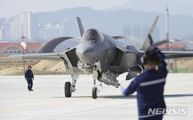 【서울=뉴시스】김진아 기자 = 대한민국 공군 최초의 스텔스전투기 F-35A가 29일 오후 공군 청주기지에 착륙 후 공군 요원의 통제에 따라 지상에서 이동하고 있다. 2019.03.29. (사진=방위사업청 제공) photo@newsis.com