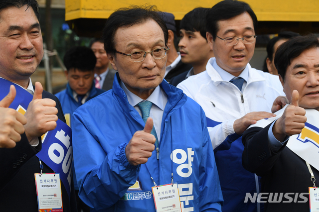 【통영=뉴시스】차용현 기자 = 29일 오후 4.3 국회의원 보궐선거 통영.고성 선거구에 출마한 양문석 후보의 지원유세에 나선 이해찬 대표가 경남 통영시 무전동 무전사거리에서 있은 합동연설회에서 엄지손가락을 치켜세우며 지지를 호소하고 있다. 2019.03.29. con@newsis.com