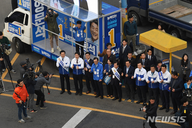 【통영=뉴시스】차용현 기자 = 29일 오후 4.3 국회의원 보궐선거 통영.고성 선거구에 출마한 양문석 후보의 지원유세에 나선 이해찬 대표를 포함한 더불어민주당 의원단이 경남 통영시 무전동 무전사거리에서 합동연설회 개최하고 시민들에게 손을 들어 지지를 호소하고 있다. 2019.03.29. con@newsis.com