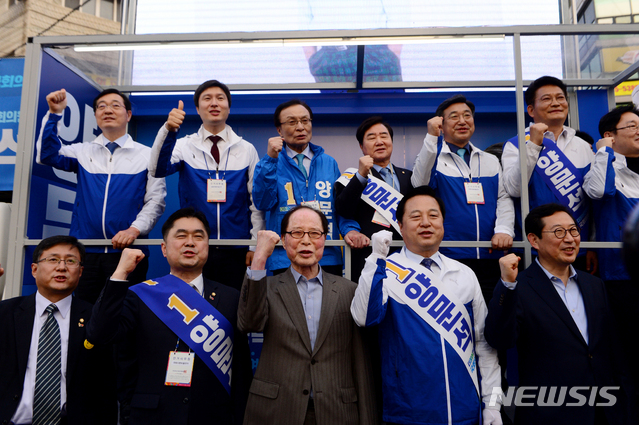 【통영=뉴시스】차용현 기자 = 29일 오후 4.3 국회의원 보궐선거 통영.고성 선거구에 출마한 양문석 후보의 지원유세에 나선 이해찬 대표를 포함한 더불어민주당 의원단이 경남 통영시 무전동 무전사거리에서 있은 합동연설회에서 손을 들어 지지를 호소하고 있다. 2019.03.29. con@newsis.com