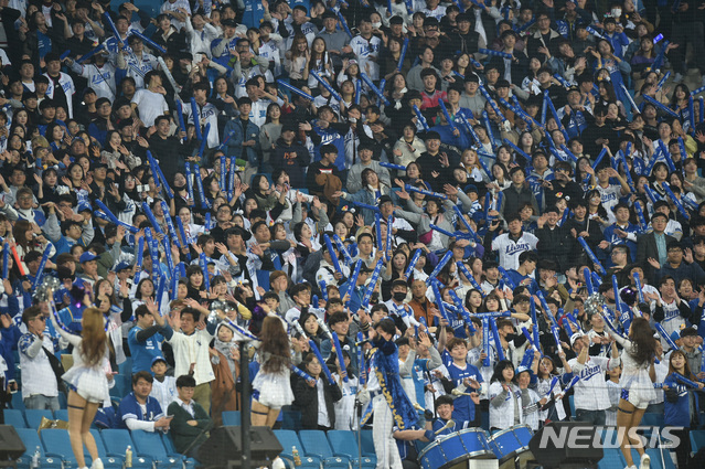 [대구=뉴시스] 지난 2019년 3월29일 오후 대구 수성구 삼성라이온즈파크에서 열린 2019 프로야구 신한은행 마이카 KBO 리그 두산 베어스와 삼성 라이온즈의 경기, 경기장을 가득매운 야구팬들이 열띤 응원을 하고 있다. 2019.03.29. (사진=뉴시스 DB) photo@newsis.com