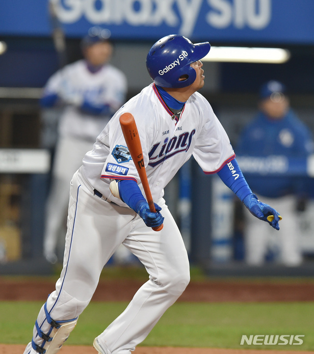 【대구=뉴시스】우종록 기자 = 29일 오후 대구 수성구 삼성라이온즈파크에서 열린 2019 프로야구 신한은행 마이카 KBO 리그 두산 베어스와 삼성 라이온즈의 경기, 6회말 무사 상황에서 삼성 박한이가 1루타를 날리고 있다. 2019.03.29. wjr@newsis.com
