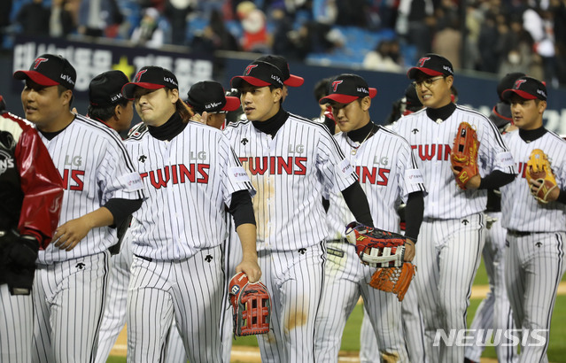 【서울=뉴시스】박미소 수습기자 = 29일 서울 송파구 잠실야구장에서 열린 2019 프로야구 리그 롯데 자이언츠와 LG 트윈스의 경기. LG 선수들이 2:1로 승리한 후 기뻐하고 있다. 2019.03.29.&nbsp;&nbsp;&nbsp; misocamera@newsis.com