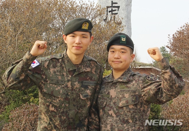 【양평=뉴시스】 문영일 기자 = 육군 제20기계화보병사단은 비호대대 성윤호 하사(23, 오른쪽)와 박승원 일병(21)이 교통사고 현장에서 신속한 조치로 부상자의 생명을 구하고 2차 피해를 방지한 선행을 펼쳤다고 30일 밝혔다. 2019.03.30. (사진=20사단 제공)photo@newsis.com