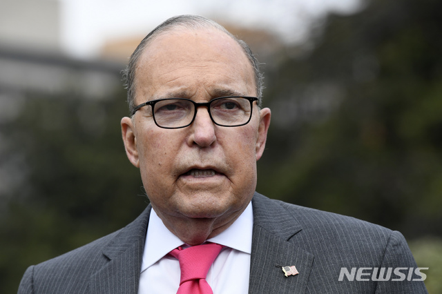 【워싱턴=AP/뉴시스】 래리 커들로 미 백악관 국가경제위원회(NEC) 위원장이 11일(현지시간) '모두를 위한 의료보장'과 '그린 뉴딜' 등 민주당이 제안하는 정책들은 향후 10년간 미국 국내총생산(GDP)의 15%를 감소시킬 것이라고 말했다. 2019.04.11 