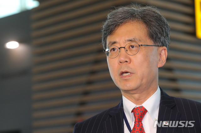 【인천공항=뉴시스】배훈식 기자 = 다음 달 한미 정상회담 조율을 위해 미국으로 출국하는 김현종 국가안보실 2차장이 30일 오전 인천국제공항 제2터미널에서 취재진의 질문에 답하고 있다. 2019.03.30. dahora83@newsis.com