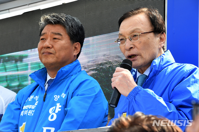 【고성=뉴시스】차용현 기자 = 4.3 국회의원 보궐선거 통영.고성 선거구에 출마한 양문석 후보의 지원유세에 나선 이해찬 대표가 30일 오전 경남 고성군 고성읍 일원에서 양 후보와 유세차량에 올라 지지를 호소하고 있다. 2019.03.29.&nbsp; con@newsis.com