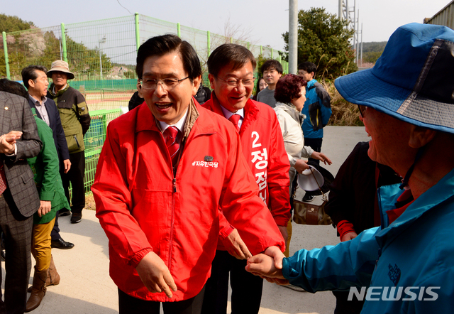 【통영=뉴시스】차용현 기자 = 4.3 국회의원 보궐선거 지원유세에 나선 자유한국당 황교안 대표가 30일 오전 경남 통영시 용남면 소재 통영생활체육공원에서 열린 통영복음신협 이사장기 그라운드골프대회장을 찾아 지지를 호소하고 있다. 2019.03.30.&nbsp; con@newsis.com