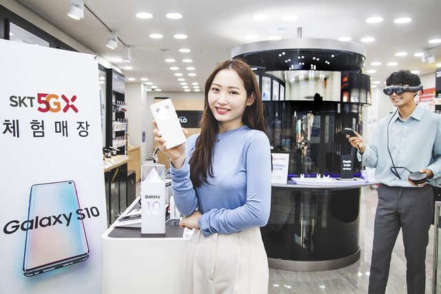 【서울=뉴시스】SK텔레콤이 4월 1일부터 4일까지 '갤럭시S10 5G' 사전 예약을 받는다. 또 SK텔레콤에서 가장 먼저 5G 콘텐츠와 서비스를 경험할 수 있도록 전국 1300여 개 매장에서 5G 서비스 체험관을 운영한다. (사진 SK)