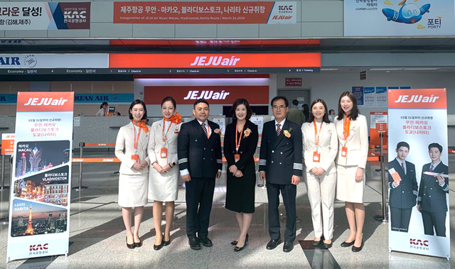 【서울=뉴시스】제주항공은 지난 3월31일 무안국제공항에서 이수현 제주항공 무안지점장(왼쪽 네 번 째) 등이 참석한 가운데 일본 도쿄와 러시아 블라디보스토크, 마카오 등 3개 노선에 대한 취항식을 진행했다. (사진 제주항공)