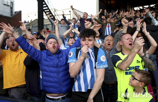 【런던(영국)=AP/뉴시스】 허더스필드 타운 팬들