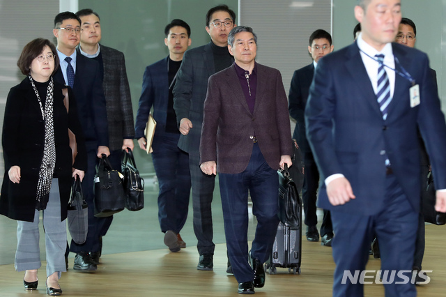 【인천공항=뉴시스】이윤청 수습기자 = 정경두 국방부 장관이 31일 오전 인천국제공항 제2터미널을 통해 출국하고 있다. 정 장관은 4월1일(현지시간) 미국 워싱턴에서 열리는 한미 국방장관회담에서 패트릭 섀나핸 미 국방부 장관 대행과 제2차 북미정상회담 이후 한반도 안보 상황을 평가하고, 양국 국방당국 차원의 후속조치를 논의할 것으로 보인다. 2019.03.31. radiohead@newsis.com