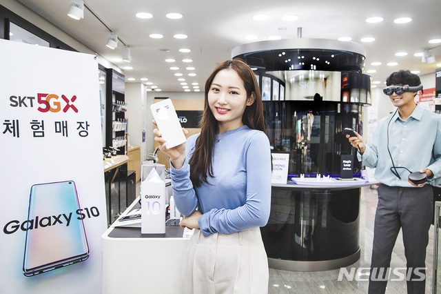 【서울=뉴시스】SK텔레콤이 4월 1일부터 4일까지 '갤럭시S10 5G' 사전 예약을 받는다. 또 SK텔레콤에서 가장 먼저 5G 콘텐츠와 서비스를 경험할 수 있도록 전국 1,300여개 매장에서 5G 서비스 체험관을 운영한다고 31일 밝혔다. 사진은 SK텔레콤의 5GX 프리미엄 체험관. 2019.03.31.(사진=SK텔레콤 제공)photo@newsis.com