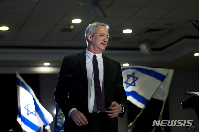 【라마트간=AP/뉴시스】베니 간츠 전 육군참모총장이 지난 3월27일 이스라엘 라마트간에서 선거유세 연설을 준비하고 있다. 그는 오는 9일 치러지는 이스라엘 총선을 앞두고 베냐민 네타냐후 이스라엘 총리의 정치적 라이벌로 부상했다. 2019.04.07.