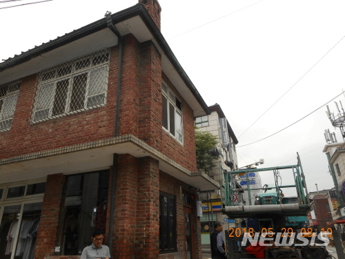 【서울=뉴시스】종로구 북촌4길 옥외간판 정비 후 모습. 2019.04.01. (사진=종로구 제공)