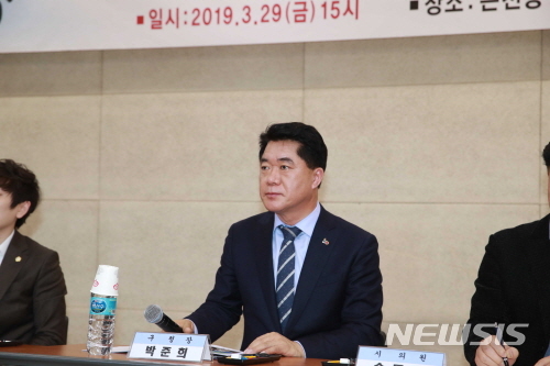 【서울=뉴시스】지난 29일 은천동주민센터에서 열린 첫번째 이동관악청에서 주민과의 대화시간에에 주민건의사항에 대해 경청하고 있는 박준희 관악구청장 모습. 2019.04.01. (사진=관악구 제공)