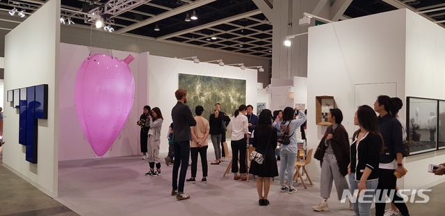 【홍콩=뉴시스】 박현주 미술전문기자 = 홍콩 아트바젤에 참여한 학고재갤러리는 윤석남의 설치 작품 '분홍 하트'(김만덕의 심장은 눈물이고 사랑이다)가 인기를 끌었다. 젊은 관람객들의 핫 스팟으로 전시기간 내내 SNS등에서 유명세를 탔다.