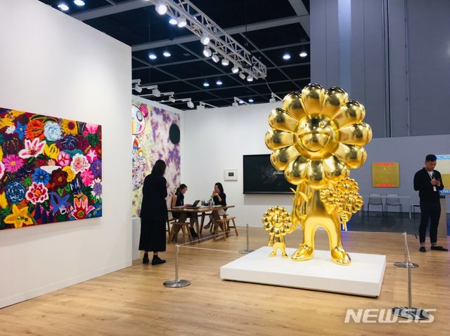 【홍콩=뉴시스】 박현주 미술전문기자 = 홍콩 아트바젤에서 가장 인기를 끈 부스는 무라카미 다카시의 황금 조각 '무제'(2018)가 설치된 페로탱갤러리로 압도하는 번쩍임과 무라카미 다카시의 유명세에 힙입어 관람객들의 카메라 플래시 세례가 실시간으로 터졌다. 한화로 약 15억원 선인 이 작품은 개관 첫날 팔렸다.