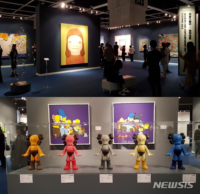 【홍콩=뉴시스】 박현주 미술전문기자 = 홍콩아트바젤 기간 열풍 덕을 본 건 소더비 경매사다. 홍콩 콘벤션 센터와 연결된 건물에 경매장을 열고 세계 컬렉터들을 끌여들었다. 29일부터 4월1일까지 경매를 진행하는 소더비는 건륭제 시대의 유명 작가들의 작품뿐만 아니라, 동시대 현대미술, 와인, 고대 조각등 수천점을 한자리에 펼쳐 놓고 경매를 진행 눈길을 끌었다. 동시대 컨템포러리경매에는 현재 세계에서 가장 핫한 작가 카우스의 조각과 그림뿐만 아니라, 아트컬래버레이션 슈즈까지 등장 젊은 컬렉터들을 유혹했다.