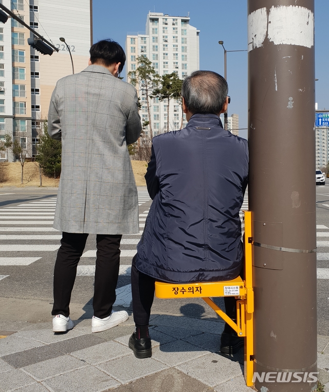 남양주경찰서, 횡단보도에 '장수의자' 설치 