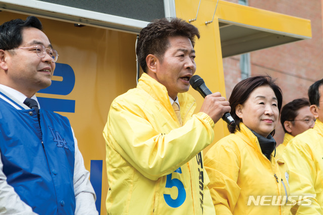 【창원=뉴시스】강경국 기자 = 4·3 국회의원 보궐선거 창원성산 지역구에 출마한 더불어민주당·정의당 단일후보인 여영국 정의당 후보가 1일 오후 반송시장 앞 집중유세에서 최근 논란이 된 황교안 자유한국당 대표와 경남FC 축구경기장 안 선거운동에 대해 "민폐도 이런 민폐가 없다"며 강하게 비판하고 있다. 2019.04.01. (사진=여영국 선대본부 제공)photo@newsis.com