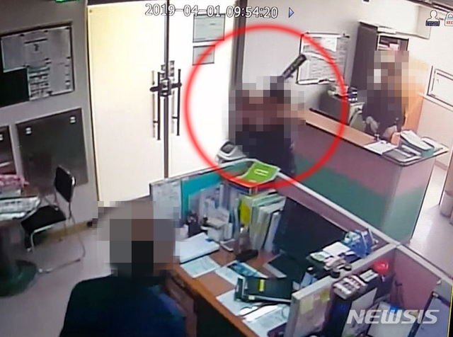 【부산=뉴시스】 부산 해운대경찰서는 1일 아파트 관리사무실에 야구 배트를 들고 가 직원의 멱살을 잡고 얼굴과 목 등을 폭행한 입주민에 대해 조사할 예정이라고 밝혔다. 2019.04.01. (사진=부산경찰청 제공)photo@newsis.com